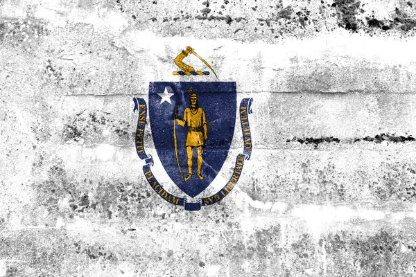 Massachusetts Braziliaanse vlag geschilderd op grunge muur — Stockfoto