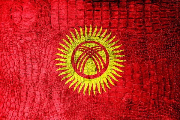 Quirguizistão Bandeira pintada sobre textura de crocodilo de luxo — Fotografia de Stock