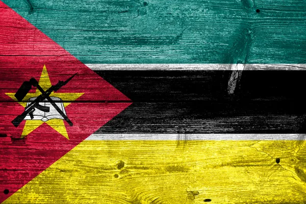 Vlajka Mosambiku na staré dřevěné prkenné textury — Stock fotografie
