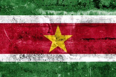 Surinam Flag grunge duvarda boyanmış