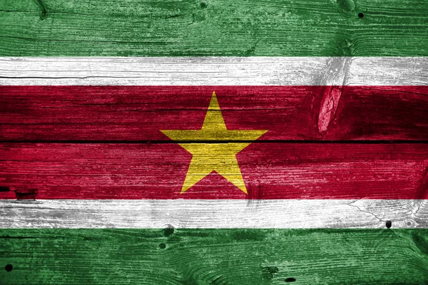 Suriname vlag geschilderd op oude houten plank textuur — Stockfoto