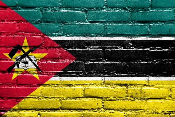 Moçambique Bandeira pintada na parede de tijolos — Fotografia de Stock