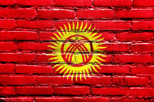 Kirgizisztán zászló festett, a tégla fal — Stock Fotó