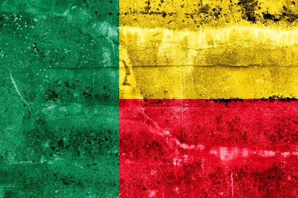 Benins flagga målade på grunge vägg — Stockfoto