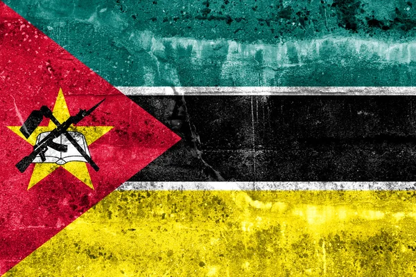 Mosambik-Flagge an Grunge-Wand gemalt — Stockfoto