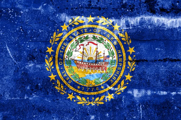 Vlag van New hampshire op grunge muur geschilderd — Stockfoto