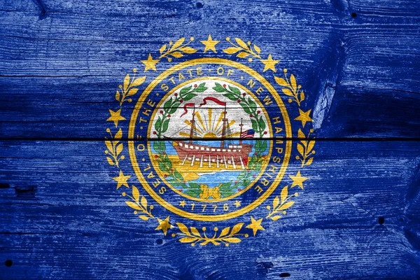 Флаг штата Нью-Гэмпшир, раскрашенный на старой деревянной доске — стоковое фото