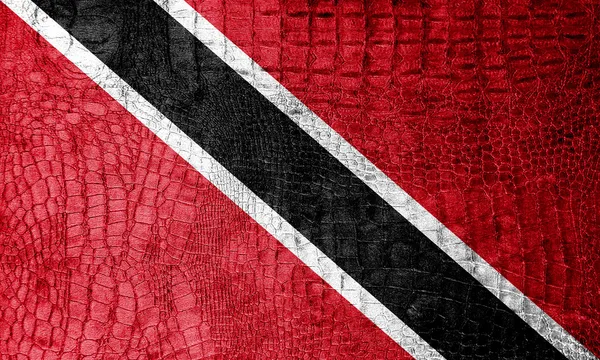 Флаг Тринидада и Тобаго раскрашен на роскошной текстуре крокодила — стоковое фото