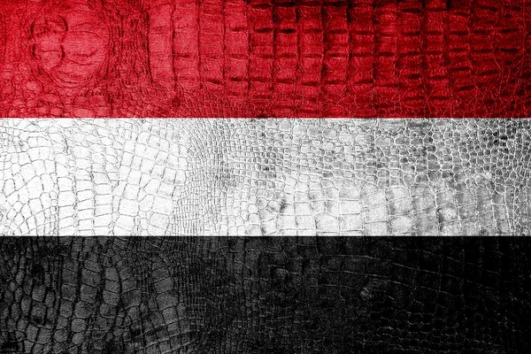 Флаг Йемена раскрашен на роскошной текстуре крокодила — стоковое фото
