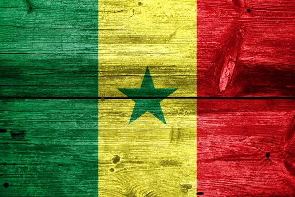 Senegal vlag geschilderd op oude houten plank textuur — Stockfoto