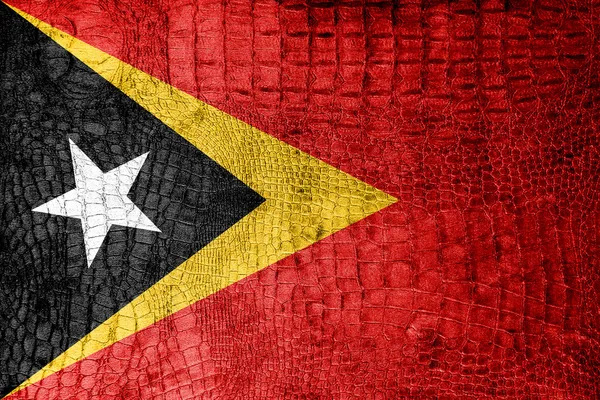 Timor-Leste Bandeira pintada sobre textura de crocodilo de luxo — Fotografia de Stock