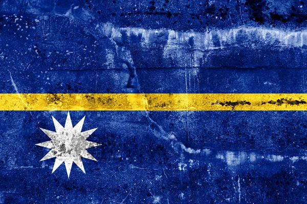 Nauru Bandeira pintada na parede grunge — Fotografia de Stock