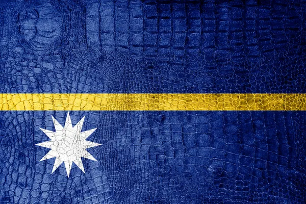 Bandera Nauru pintada en textura de cocodrilo de lujo —  Fotos de Stock