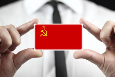 Sovyetler Birliği bayrağı ile kartvizit tutan işadamı