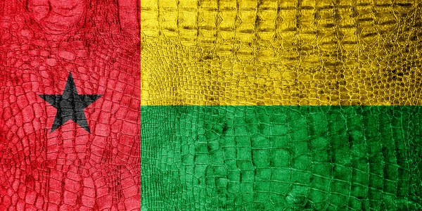 Guiné Bissau Bandeira pintada sobre textura de crocodilo de luxo — Fotografia de Stock