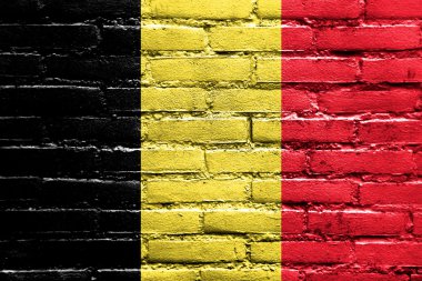 Belçika bayrağı tuğla duvara boyalı