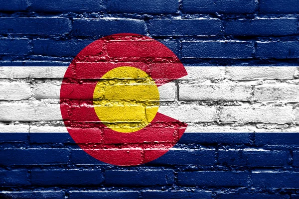 Флаг штата Колорадо, нарисованный на кирпичной стене — стоковое фото