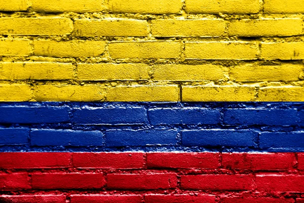 Флаг Колумбии, расписанный на кирпичной стене — стоковое фото