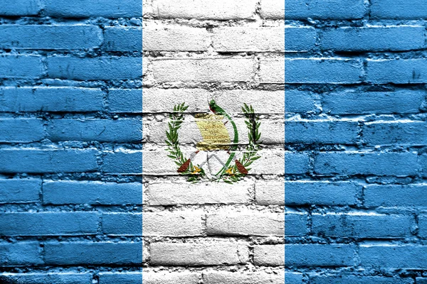 Bandera de Guatemala pintada sobre pared de ladrillo — Foto de Stock