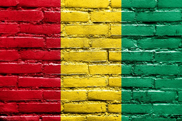 Bandera de Guinea pintada en la pared de ladrillo — Foto de Stock