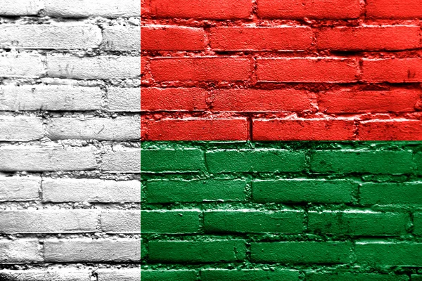 Bandeira de Madagáscar pintada na parede de tijolo — Fotografia de Stock
