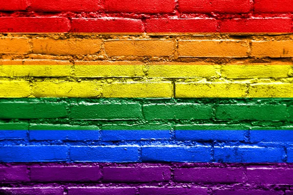 Bandiera arcobaleno dipinta su muro di mattoni — Foto Stock