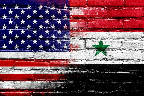 EUA e Síria Bandeira pintada na parede de tijolos — Fotografia de Stock