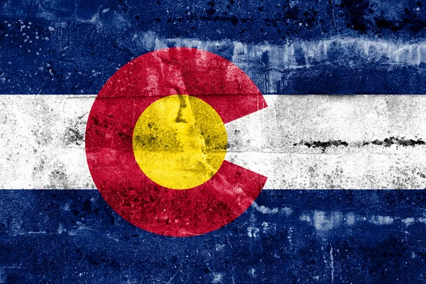 Флаг штата Колорадо, нарисованный на гранж-стене — стоковое фото