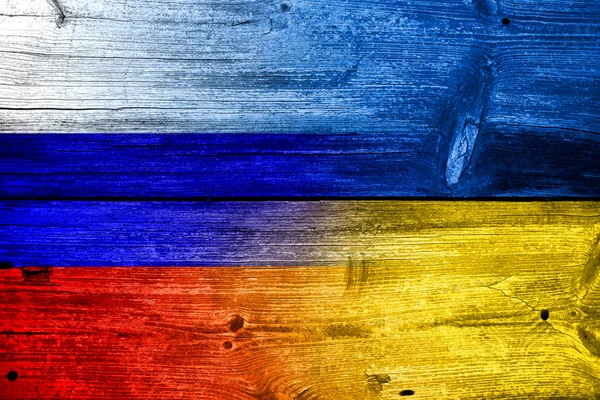 Eski ahşap tahta dokusu üzerinde boyalı Ukrayna ve Rusya bayrağı — Stok fotoğraf