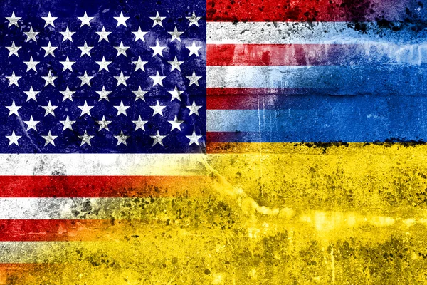 グランジの壁に描かれたウクライナ、アメリカ合衆国の旗 — ストック写真