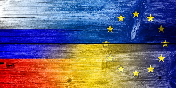 Ucrânia, UE e Rússia Bandeira pintada em madeira velha prancha textura — Fotografia de Stock