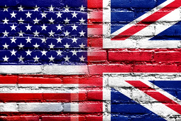 美国和英国的国旗画在砖墙上 — 图库照片