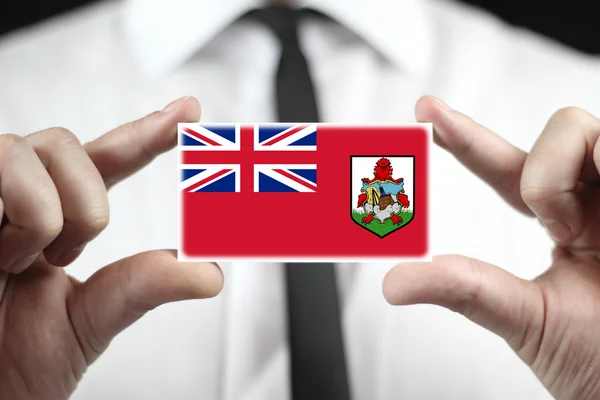 Affärsman som innehar ett visitkort med bermuda flagga — Stock fotografie