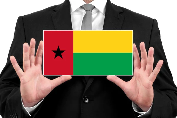 Empresario con una tarjeta de visita con Bandera de Guinea Bissau — Foto de Stock