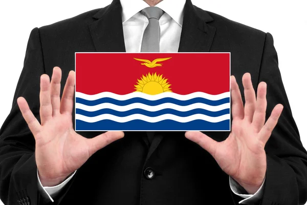 Geschäftsmann mit Visitenkarte mit Kiribati-Flagge — Stockfoto