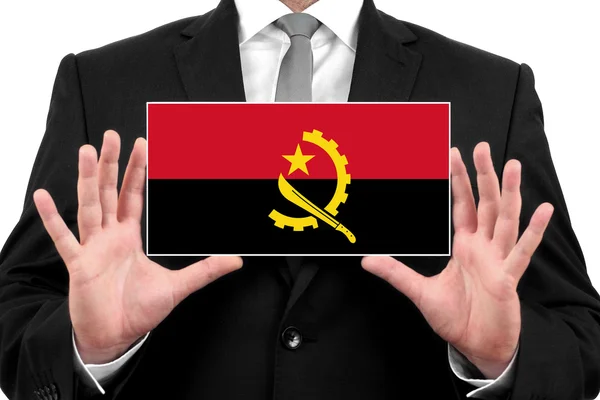 Affärsman som innehar ett visitkort med angola flagga — Stockfoto