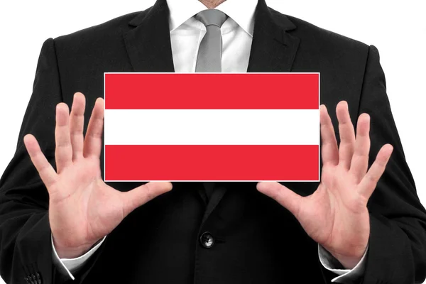 Podnikatel drží vizitku s vlajkou Rakouska — Stock fotografie
