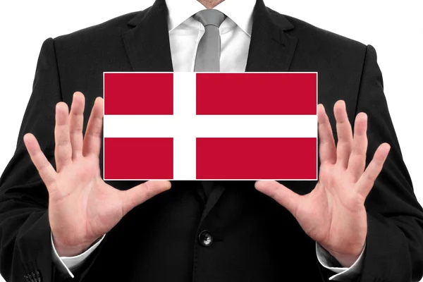 Danimarka bayrağı ile kartvizit tutan işadamı — Stok fotoğraf