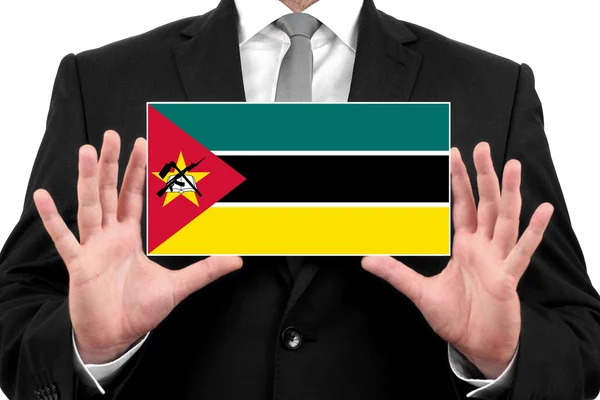 Uomo d'affari in possesso di un biglietto da visita con bandiera mozambicana — Foto Stock