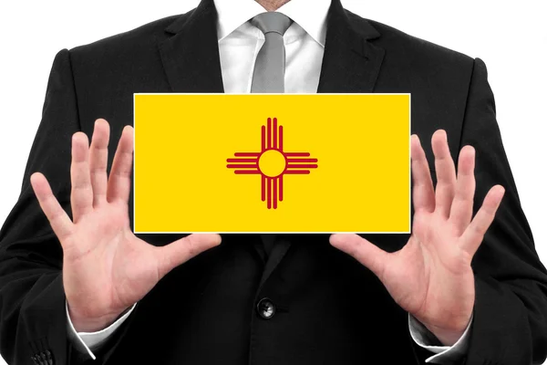 Affärsman som innehar ett visitkort med new mexico state flagga — Stockfoto