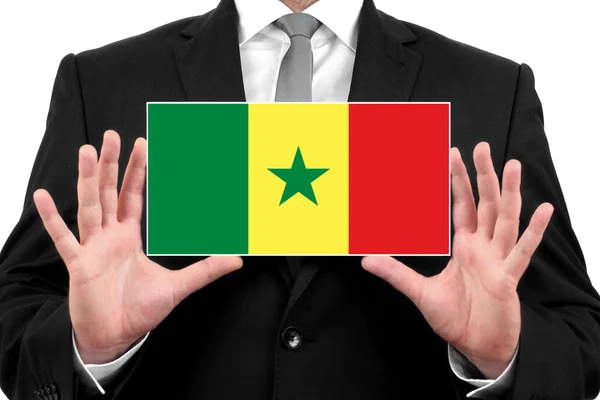 Empresário segurando um cartão de visita com Bandeira do Senegal — Fotografia de Stock