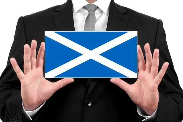 Бизнесмен, держащий визитную карточку с флагом Шотландии — стоковое фото