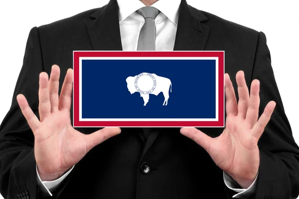 Empresario con una tarjeta de visita con la bandera del estado de Wyoming — Foto de Stock