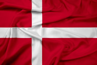 Danimarka bayrağı sallayarak