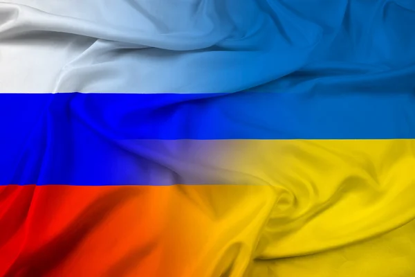 Schwenken der ukrainischen und russischen Flagge — Stockfoto