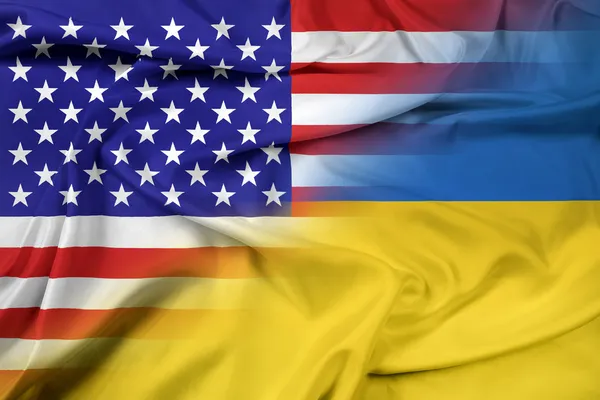 Wapperende vlag van Oekraïne en de VS — Stockfoto