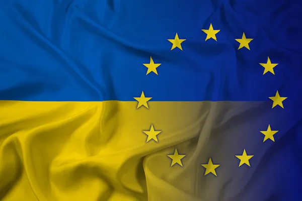 Viftande Ukraina och EU: s flagga — Stockfoto