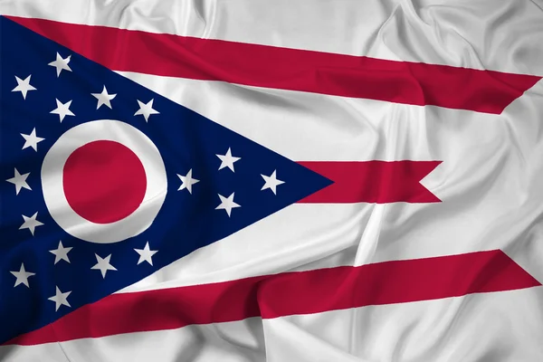 Agitant le drapeau de l'État de l'Ohio — Photo