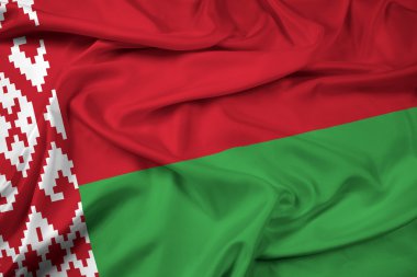 Beyaz Rusya bayrağı sallayarak