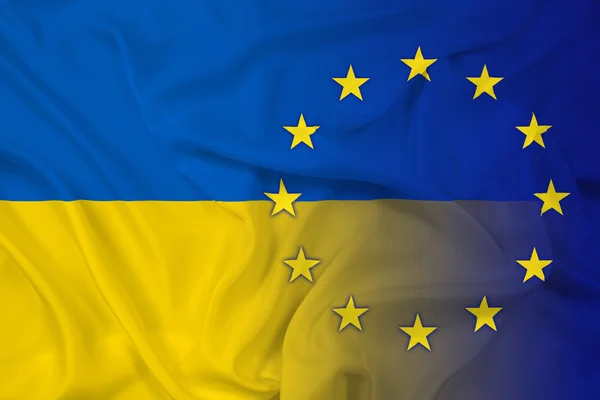 Viftande Ukraina och EU: s flagga — Stockfoto